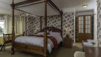 Phòng đôi Deluxe, quang cảnh biển | Bàn, bàn ủi/dụng cụ ủi quần áo, truy cập Internet không dây miễn phí