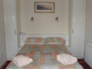 Habitación doble de uso individual, baño en la habitación | Tabla de planchar con plancha, wifi gratis y ropa de cama 