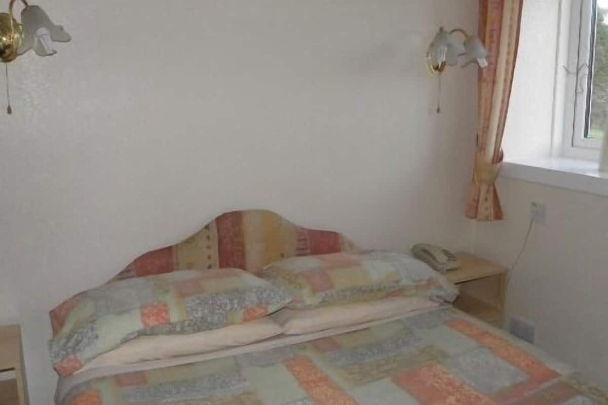 Iron/ironing board, WiFi (free), bed sheets