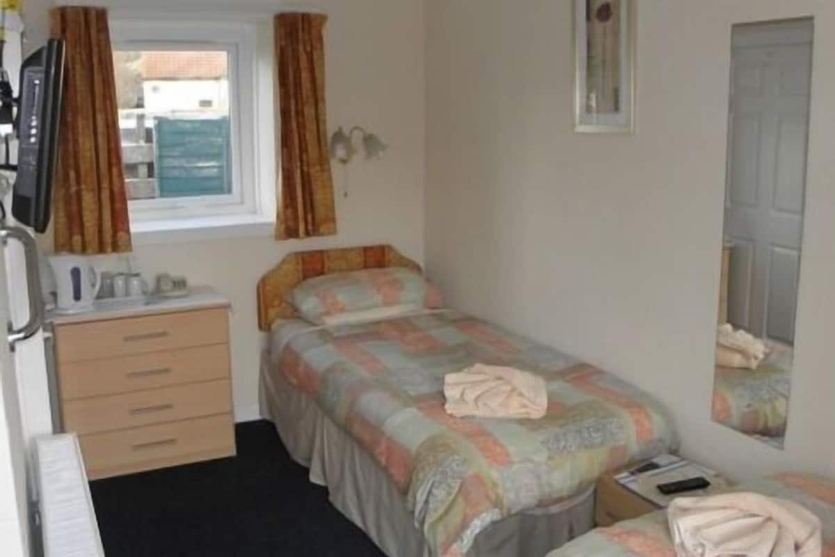 Twin Room, 2 Single Beds, Ensuite | Iron/ironing board, free WiFi, bed sheets