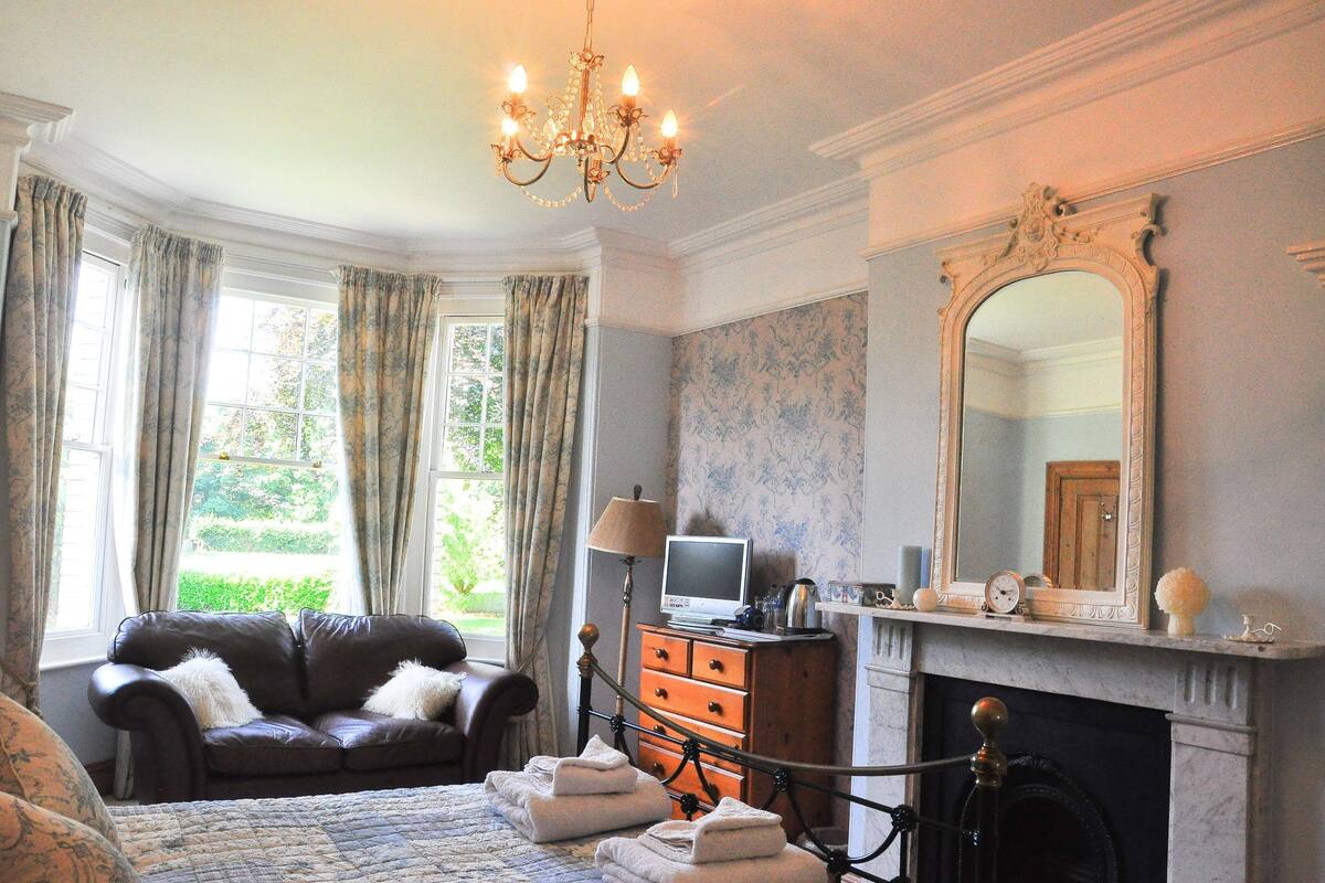 Deluxe King Room | Individually decorated, individually furnished, iron/ironing board