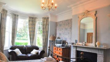 Deluxe King Room | Individually decorated, individually furnished, iron/ironing board