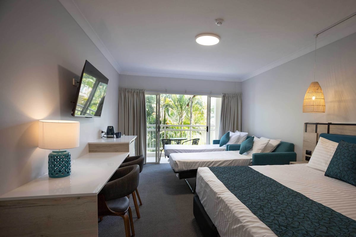 deluxe twin room | 1 bedroom, cots/infant beds, bed sheets