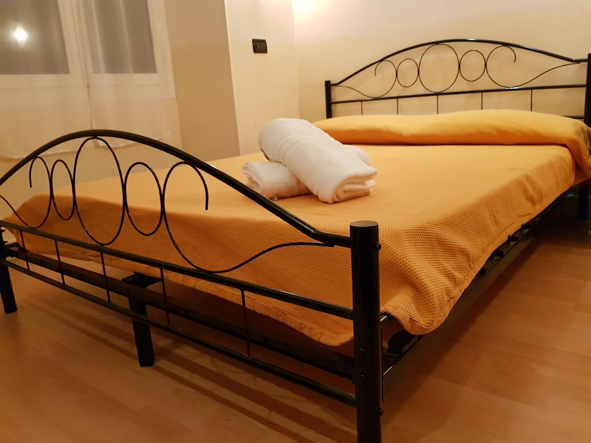 Escritorio, cortinas blackout, cunas y wifi gratis 