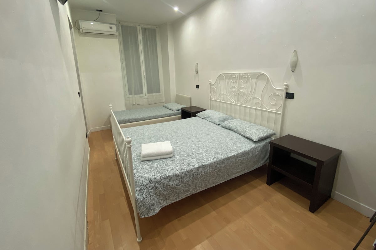 Escritorio, cortinas blackout, cunas y wifi gratis