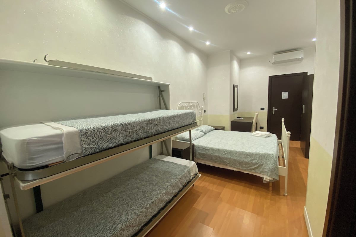 Escritorio, cortinas blackout, cunas y wifi gratis