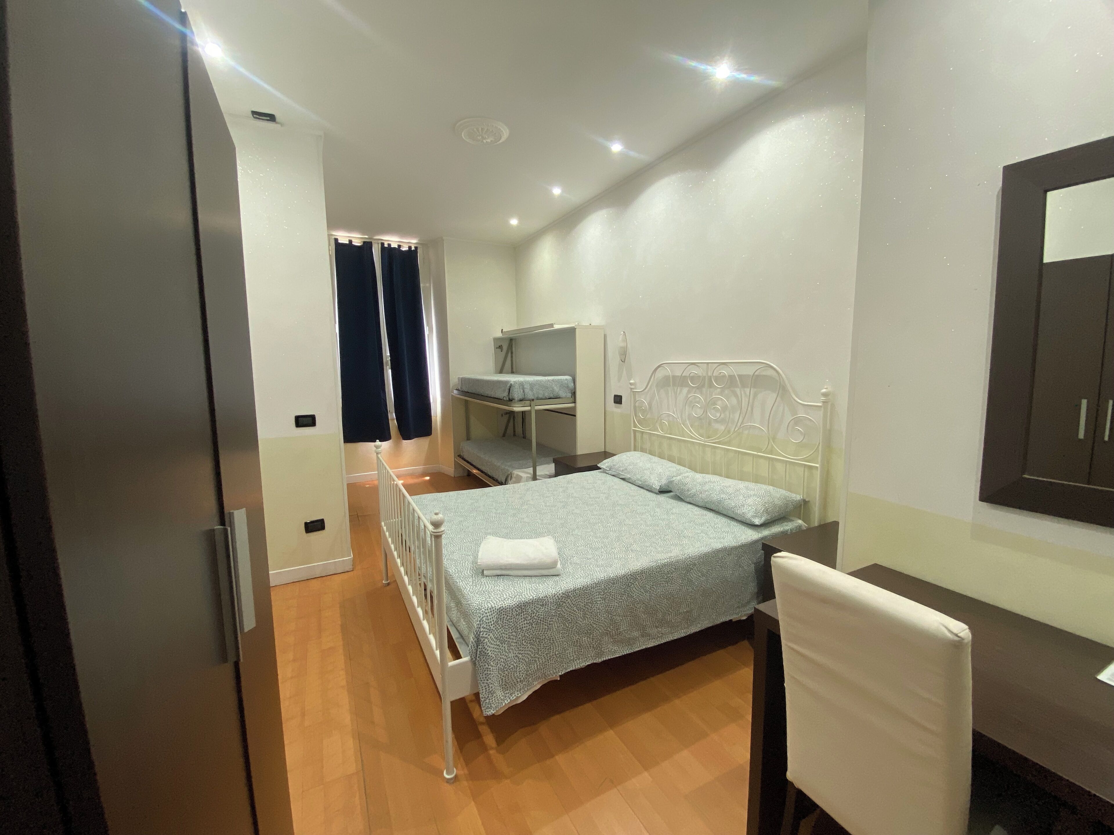 Chambre Quadruple | Bureau, rideaux occultants, lits bébé (en supplément), Wi-Fi gratuit