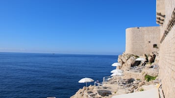 Una spiaggia nelle vicinanze