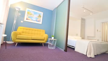 Studio, 1 dobbeltseng | Sengetøy av topp kvalitet, safe på rommet og skrivebord