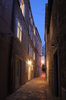 Fachada da propriedade à noite