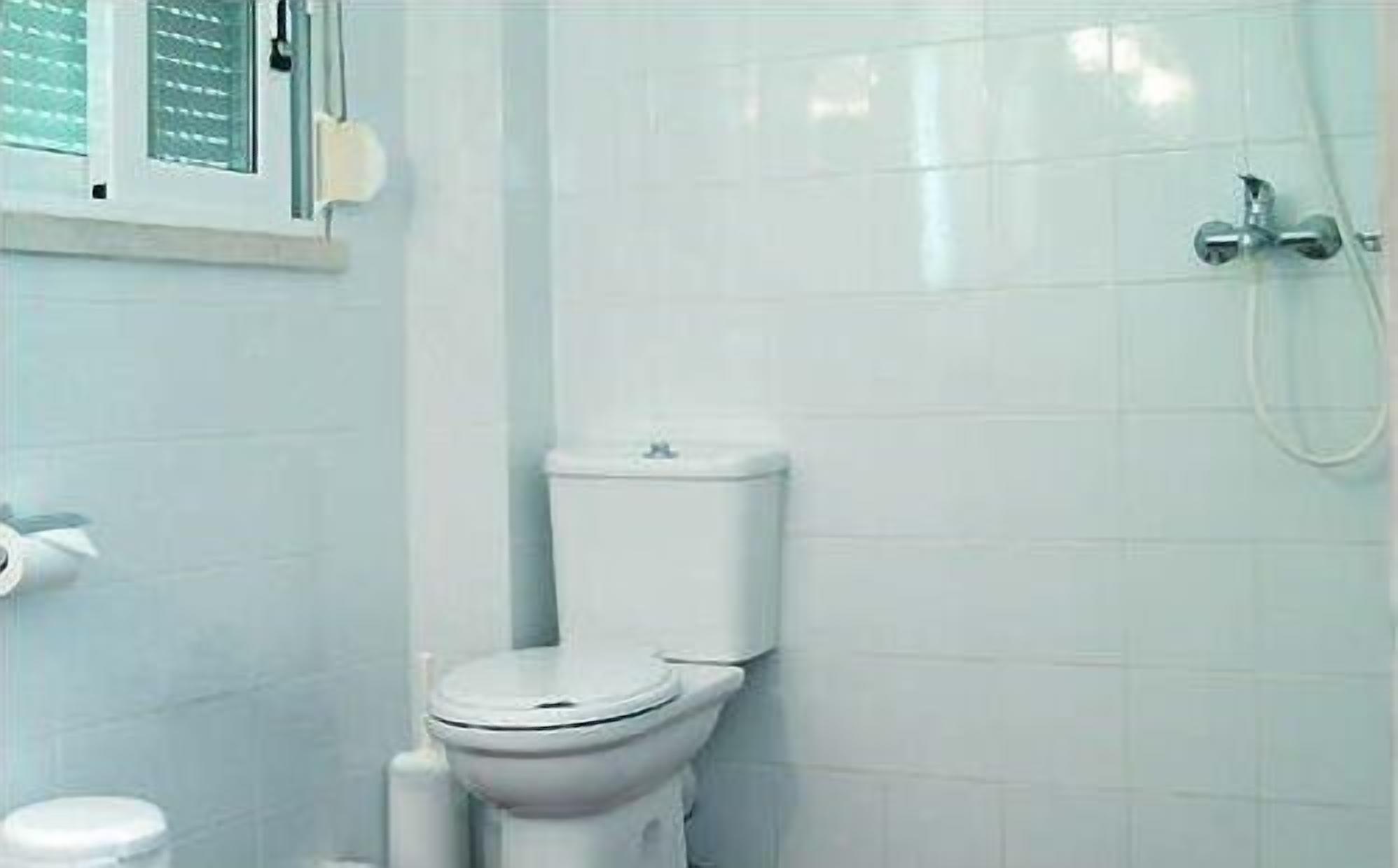 shower, free toiletries, towels