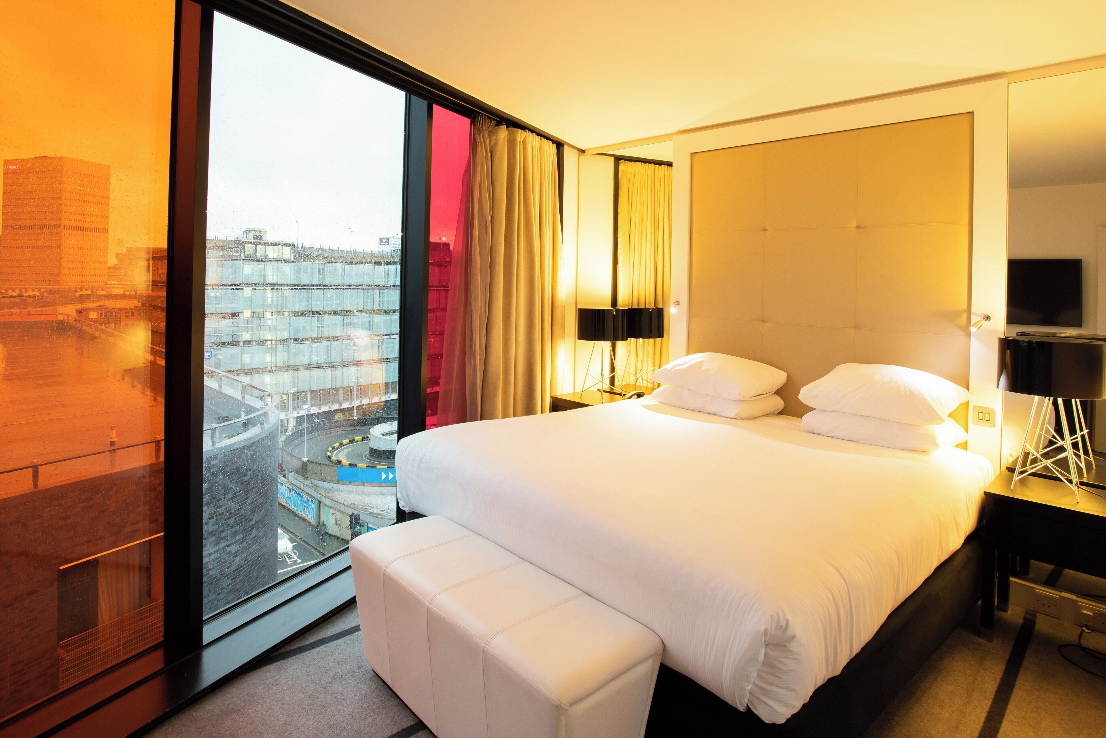 Bộ đồ giường cao cấp, minibar, két bảo mật tại phòng, bàn 