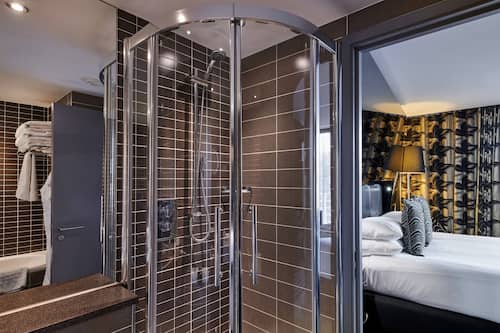 Ropa de cama de alta calidad, minibar, caja fuerte y escritorio