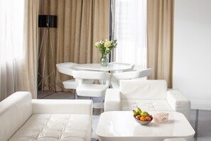 Suite junior, 1 cama King size | Ropa de cama de alta calidad y minibar 