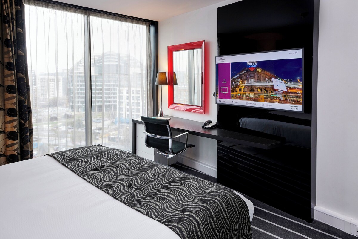 Peralatan tempat tidur premium, bar mini, peti besi dalam bilik, meja 