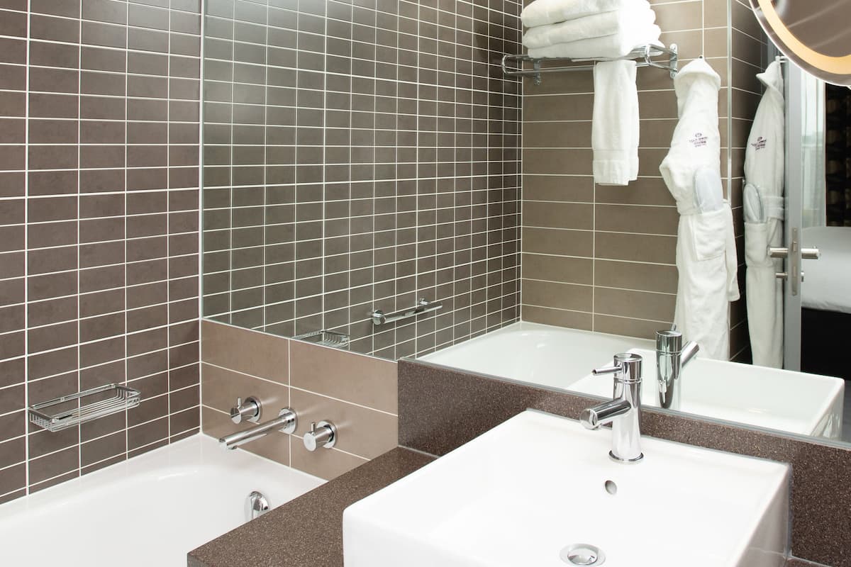 Bañera y ducha independientes, secador de pelo, albornoces y toallas