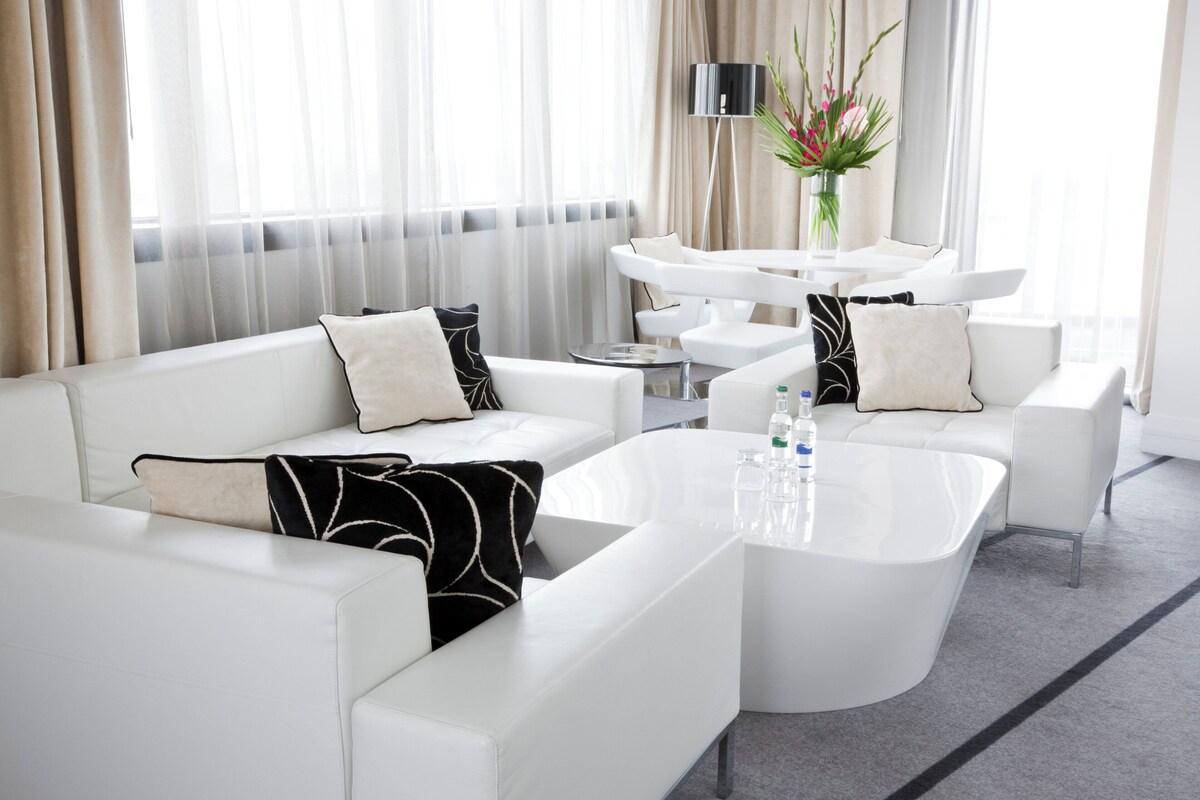 Junior Suite, 1 Katil Raja (King) | Peralatan tempat tidur premium, bar mini, peti besi dalam bilik, meja 