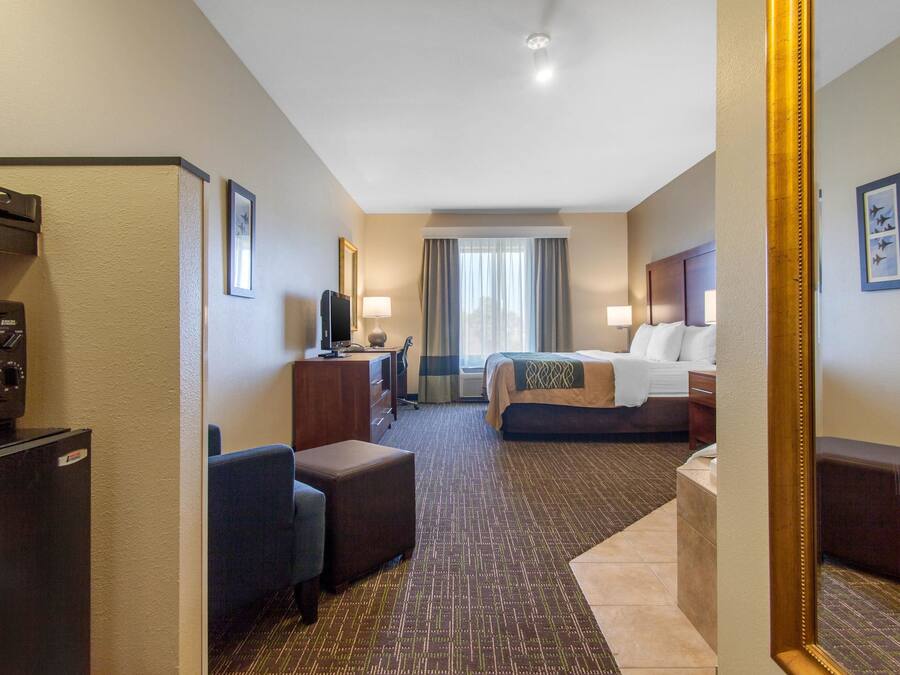 Duntäcken, bäddmadrasser, skrivbord och mörkläggningsgardiner