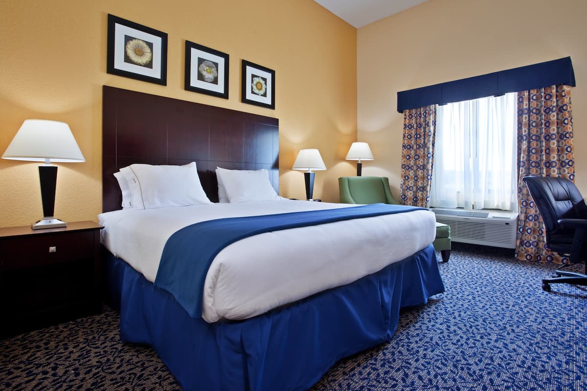 Standard Room, 1 Katil Raja (King) | Peralatan tempat tidur hipoalergenik, peti besi dalam bilik, meja