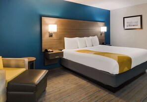 In-room safe, desk, iron/ironing board, cots/infant beds - Best Western Eastland (Eastland)