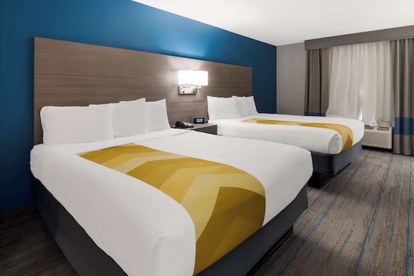 Una cassaforte in camera, una scrivania, ferro/asse da stiro