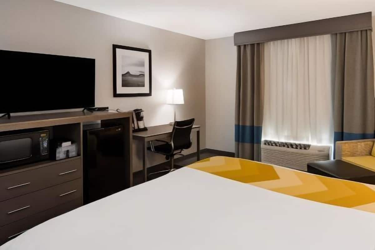 Zimmersafe, Schreibtisch, Bügeleisen/Bügelbrett, Babybetten