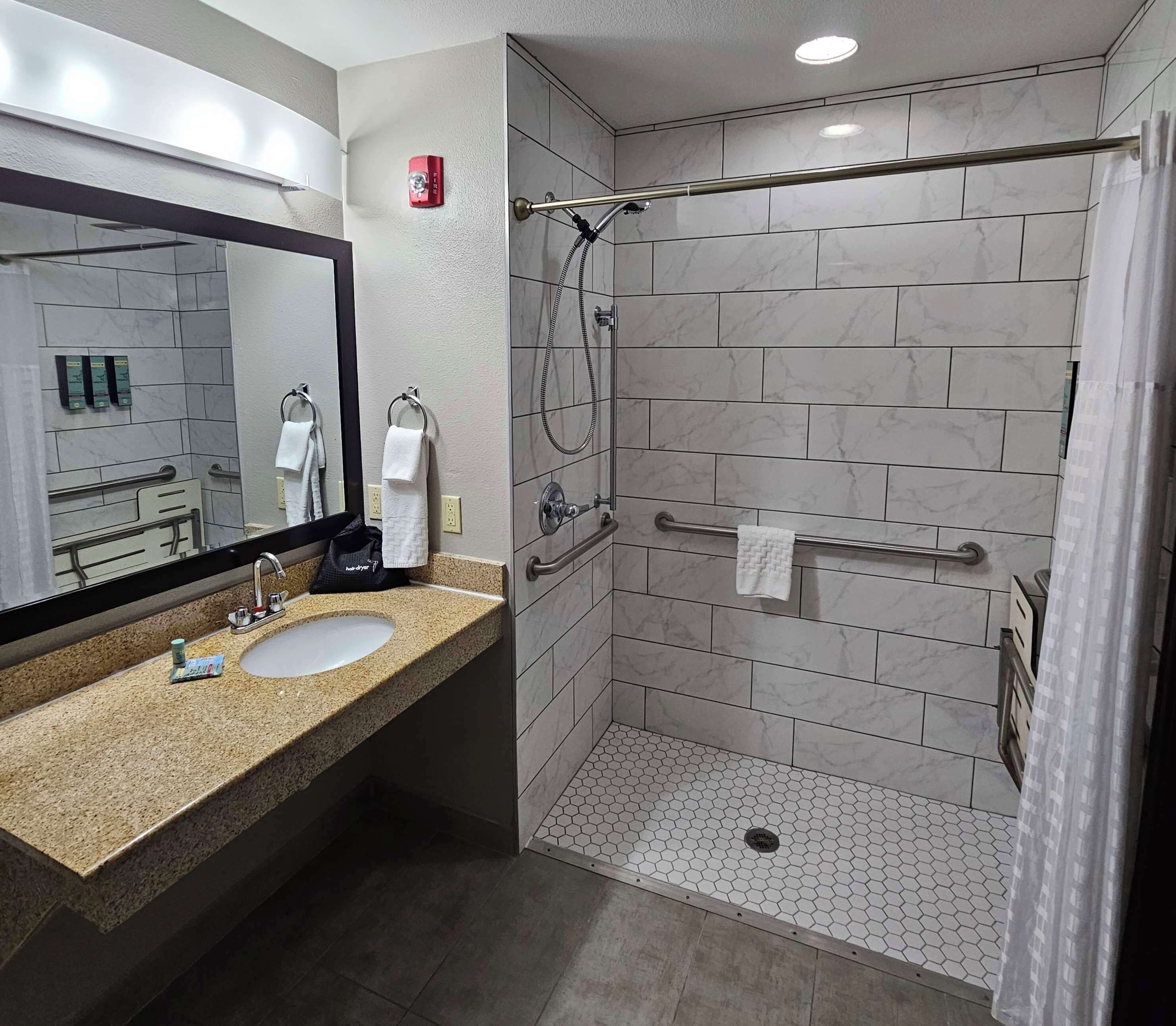 standard room, 1 king bed, accessible, non smoking | bathroom | hair dryer, towels