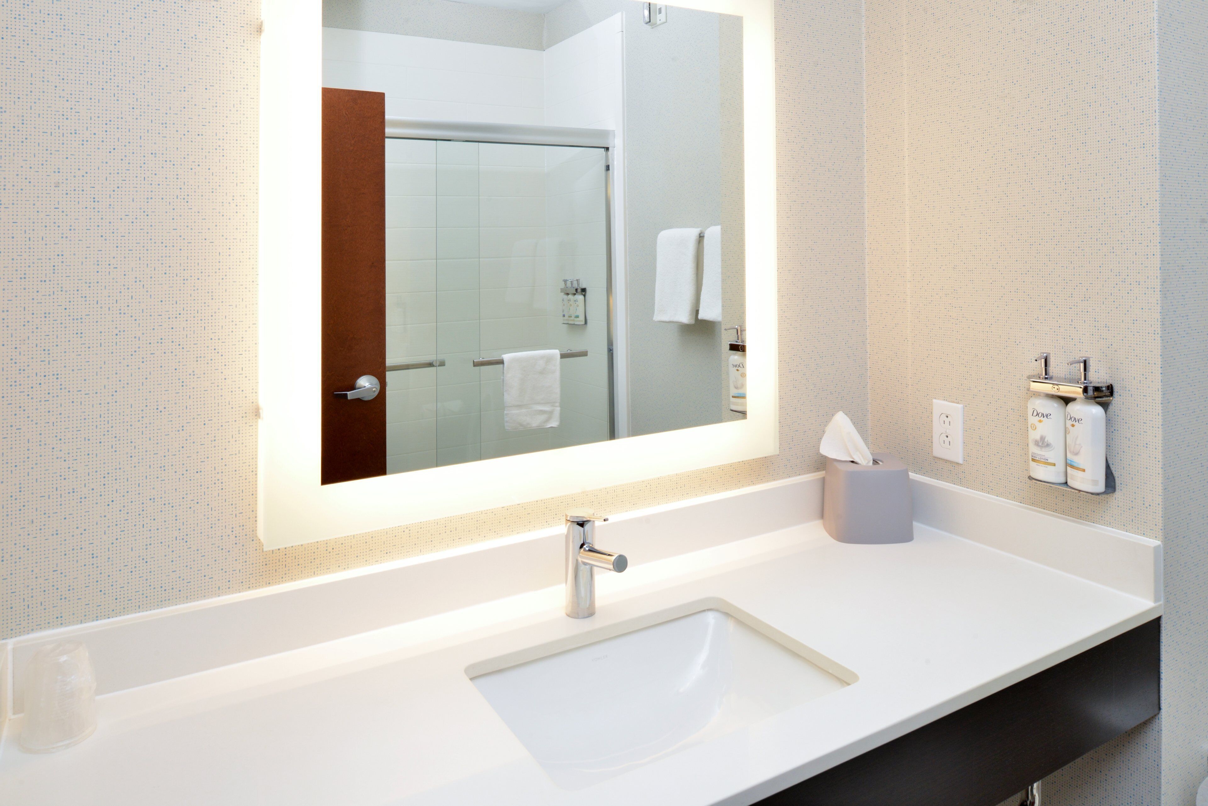 suite, 1 bedroom | bathroom | combined shower/bathtub, free toiletries, hair dryer, towels