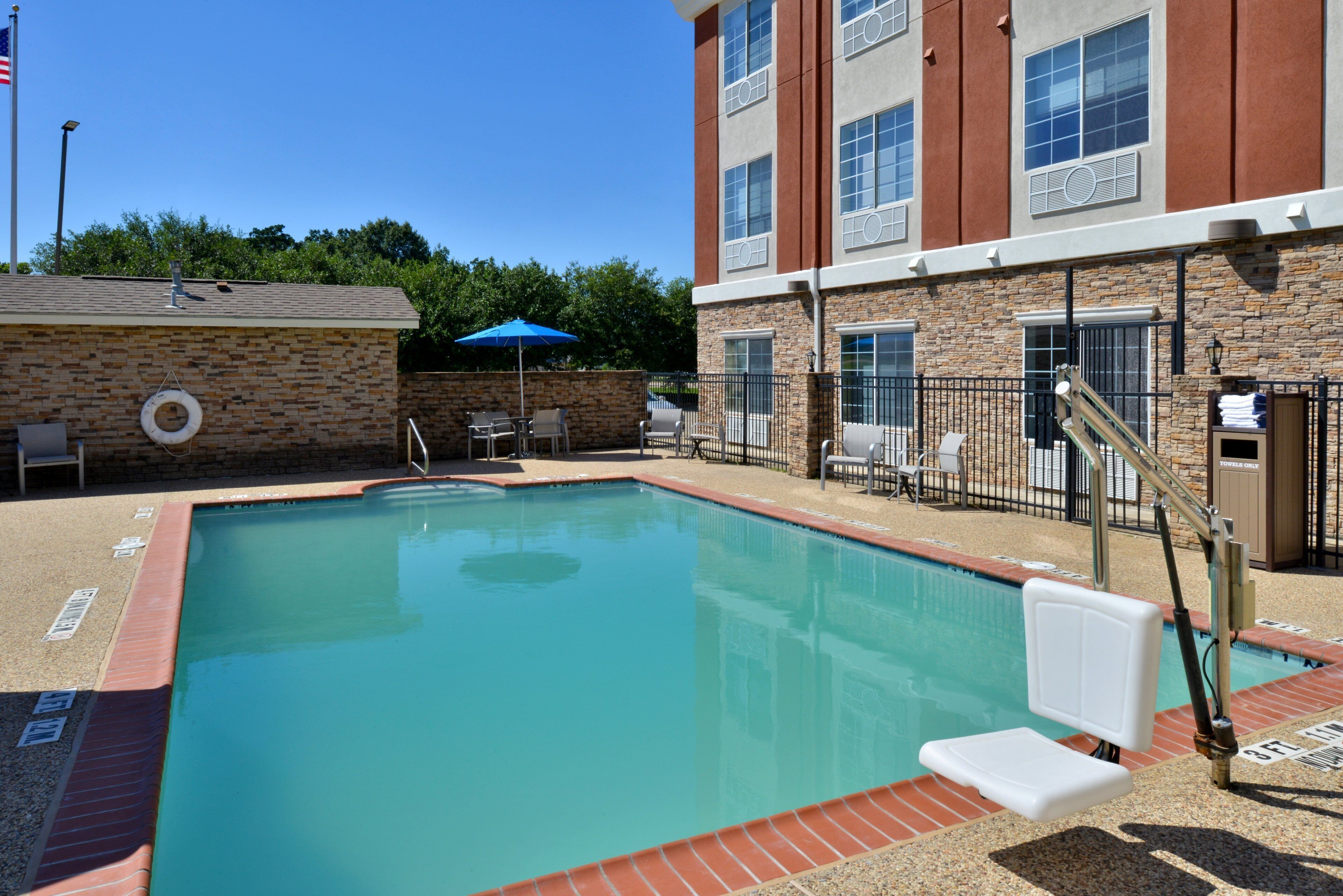 outdoor pool, open 9 am to 10 pm, pool loungers