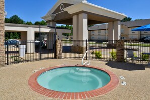 A hotel with a swimming pool, covered patio, and a parking area. - Holiday Inn Express & Suites Carthage by IHG (Carthage)