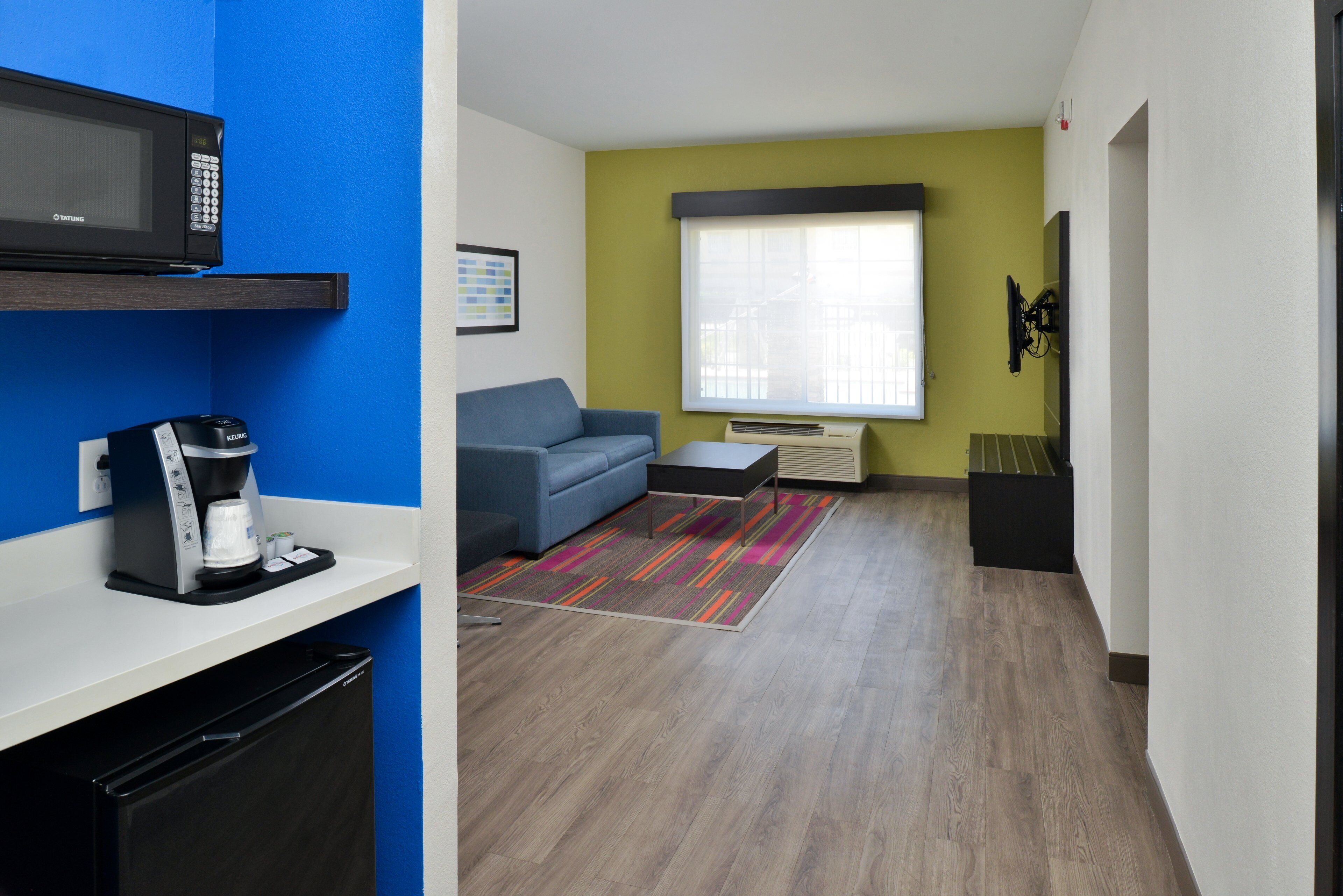 suite, 1 bedroom | premium bedding, pillow-top beds, in-room safe, desk