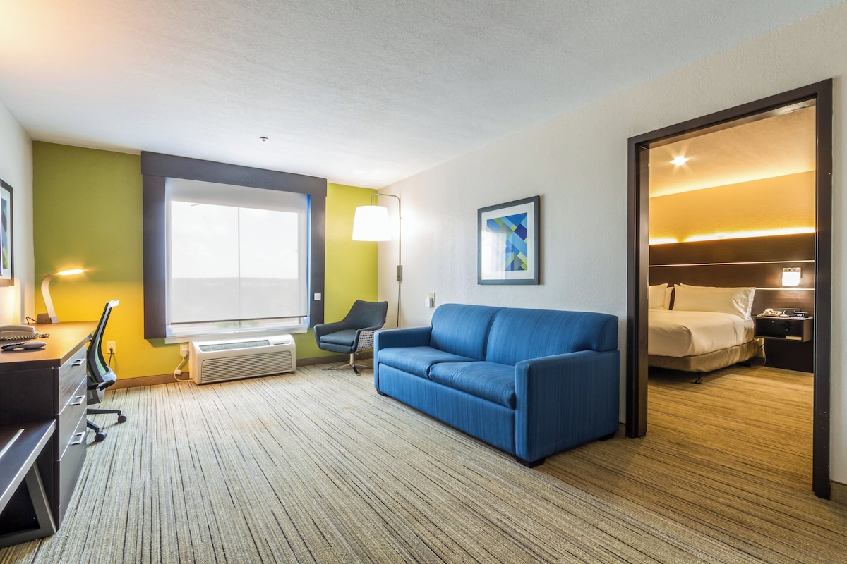 Suite, 1 très grand lit (Communications, Accessible Tub) | Bureau, fer et planche à repasser, lits bébé