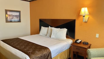 Quarto standard, 1 cama King (Non Smoking) | Escrivaninha, cortinas blackout, ferros/tábuas de passar roupa