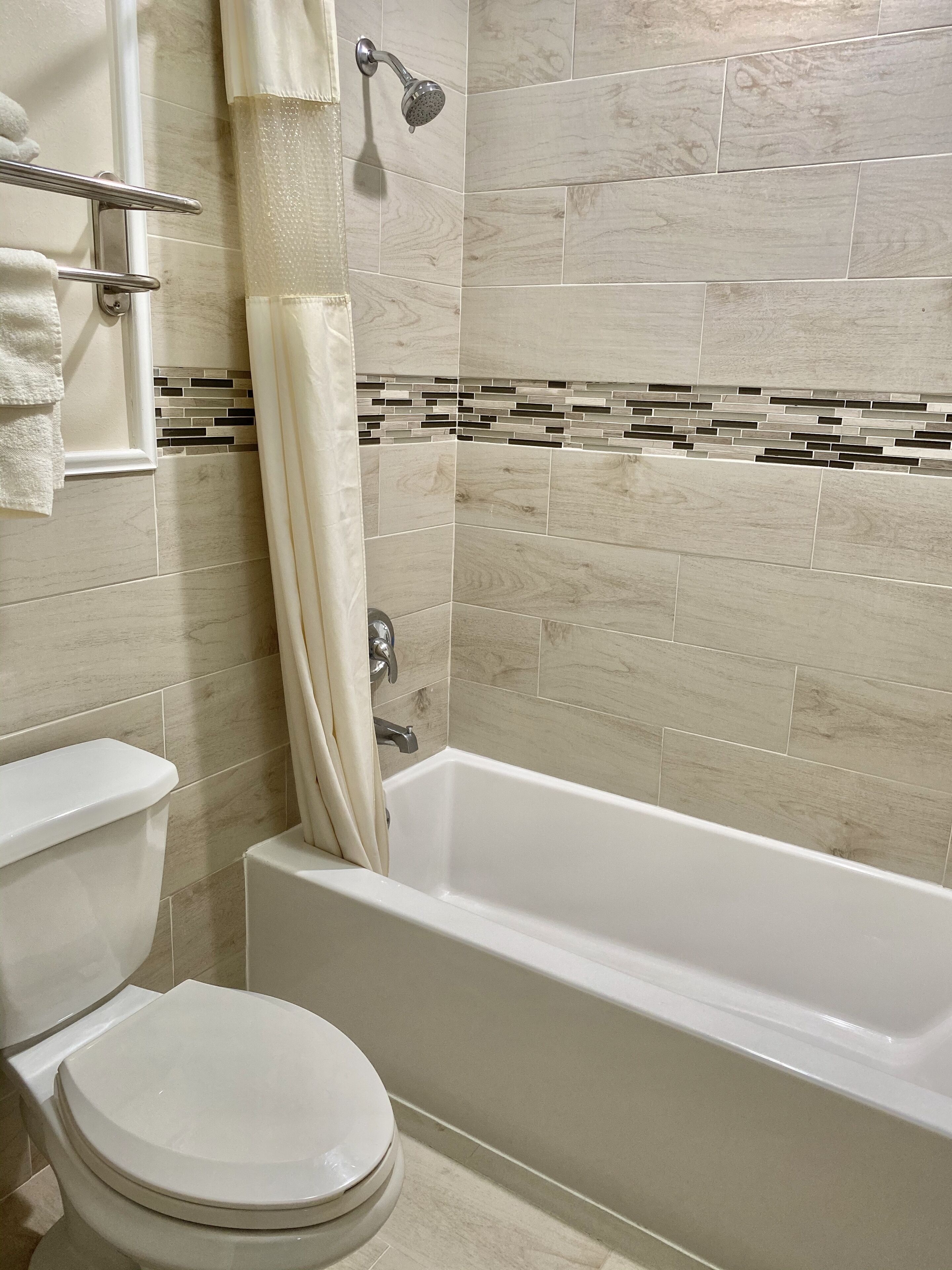 Standaard kamer, 1 kingsize bed (Non Smoking) | Badkamer | Een bad, gratis toiletartikelen, een haardroger, handdoeken