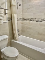Standard Room, 1 King Bed (Non Smoking) | Bathroom | Bathtub, free toiletries, hair dryer, towels