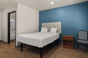 Standard Room, 1 Katil Ratu (Queen), Non Smoking | Meja, ruang kerja komputer riba, seterika/papan seterika, Wi-fi percuma