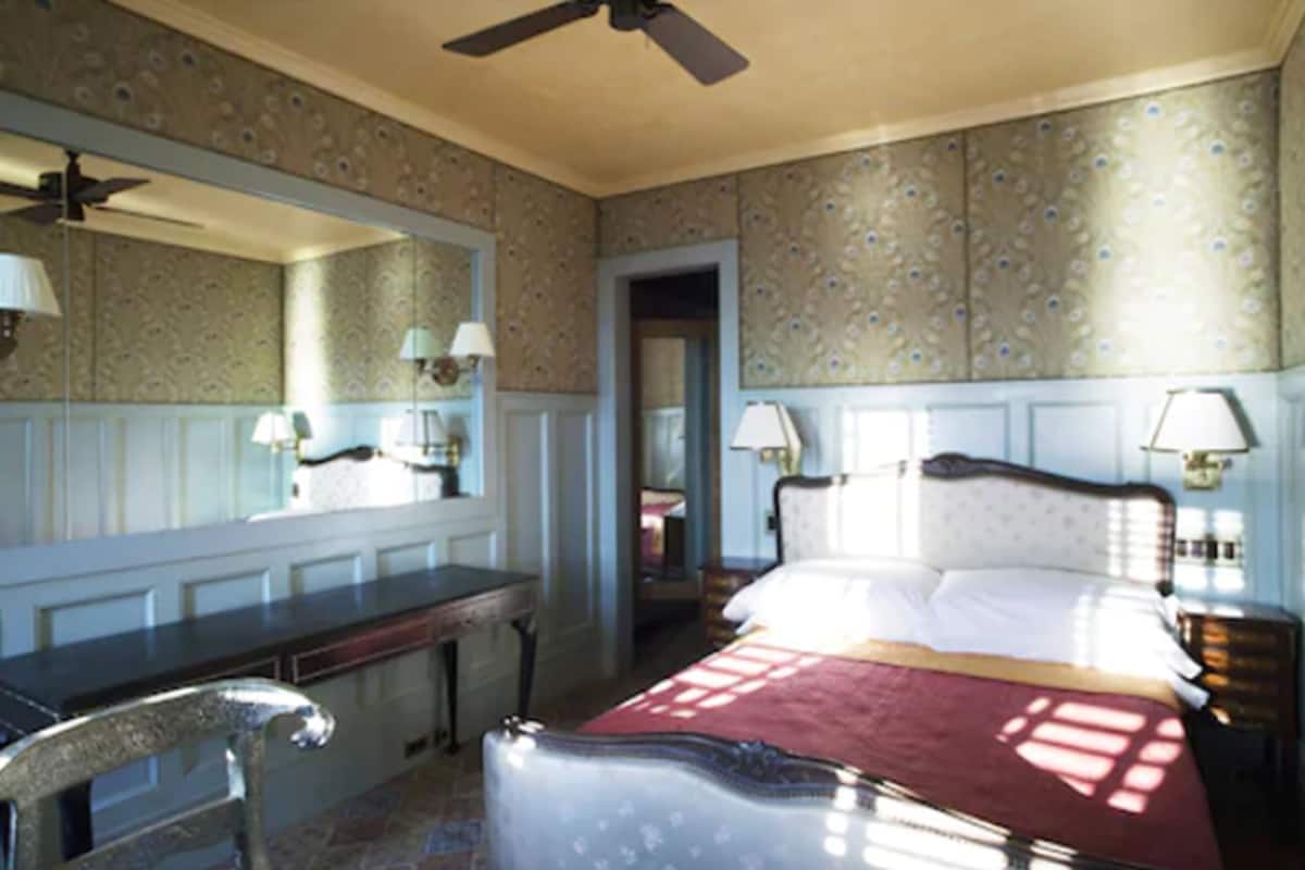 Premium bedding, in-room safe, iron/ironing board, free WiFi