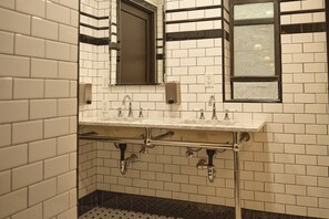 Salle de bain partagée