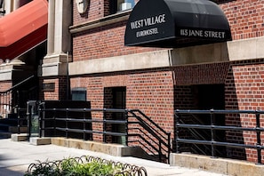 Front of property - West Village Eurohostel (New York)