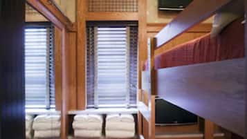 Bunk Bed Cabin, Shared Bathroom | Luxe beddengoed, een kluis op de kamer, een strijkplank/strijkijzer