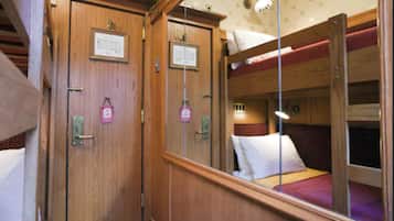 Bunk Bed Cabin, Shared Bathroom | Sengetøy av topp kvalitet, safe på rommet og strykejern/-brett