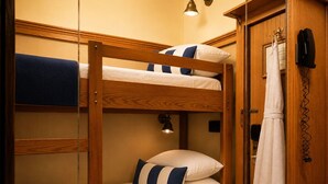 Bunk Bed Cabin, Shared Bathroom | Ropa de cama de alta calidad, caja fuerte, tabla de planchar con plancha