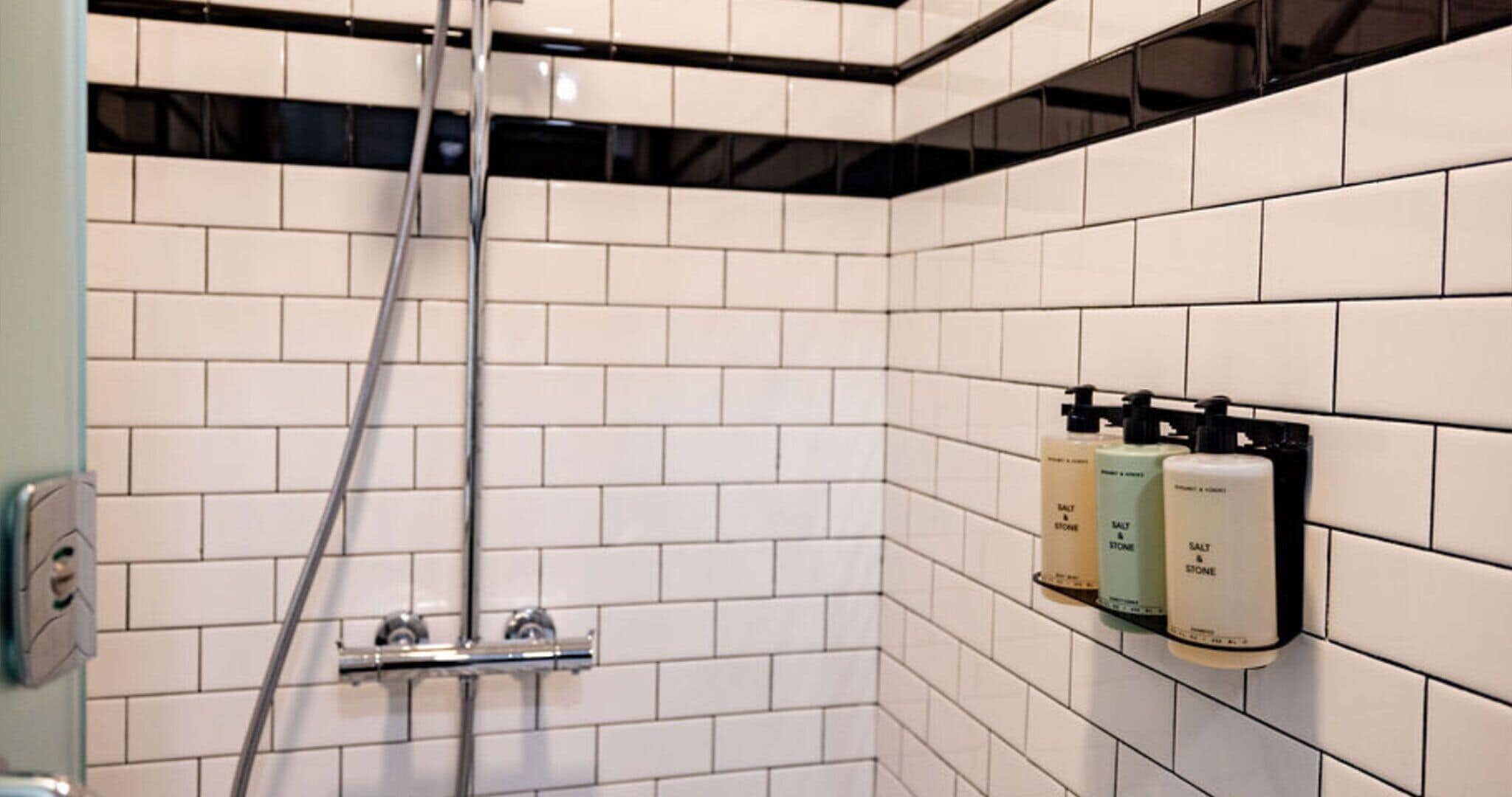 Amenidades de baño gratuitas, batas, pantuflas, toallas 