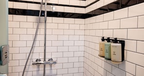 Free toiletries, bathrobes, slippers, towels - West Village Eurohostel (New York)