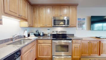 Platinum Studio | Dapur pribadi | Lemari es besar, microwave, kompor, dan mesin pencuci piring