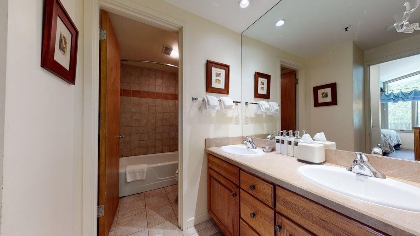 Studio (Lichenhearth 40) | Bathroom | Combined shower/bathtub, free toiletries, towels