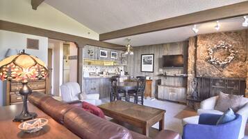 Gold Studio | Living area | TV, fireplace