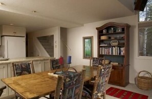 Villa, 3 habitaciones | Sala de estar | Televisión y chimenea 