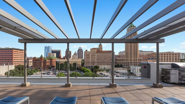 A rooftop terrace with lounge chairs and a view of the city skyline. - Club Wyndham La Cascada (San Antonio)