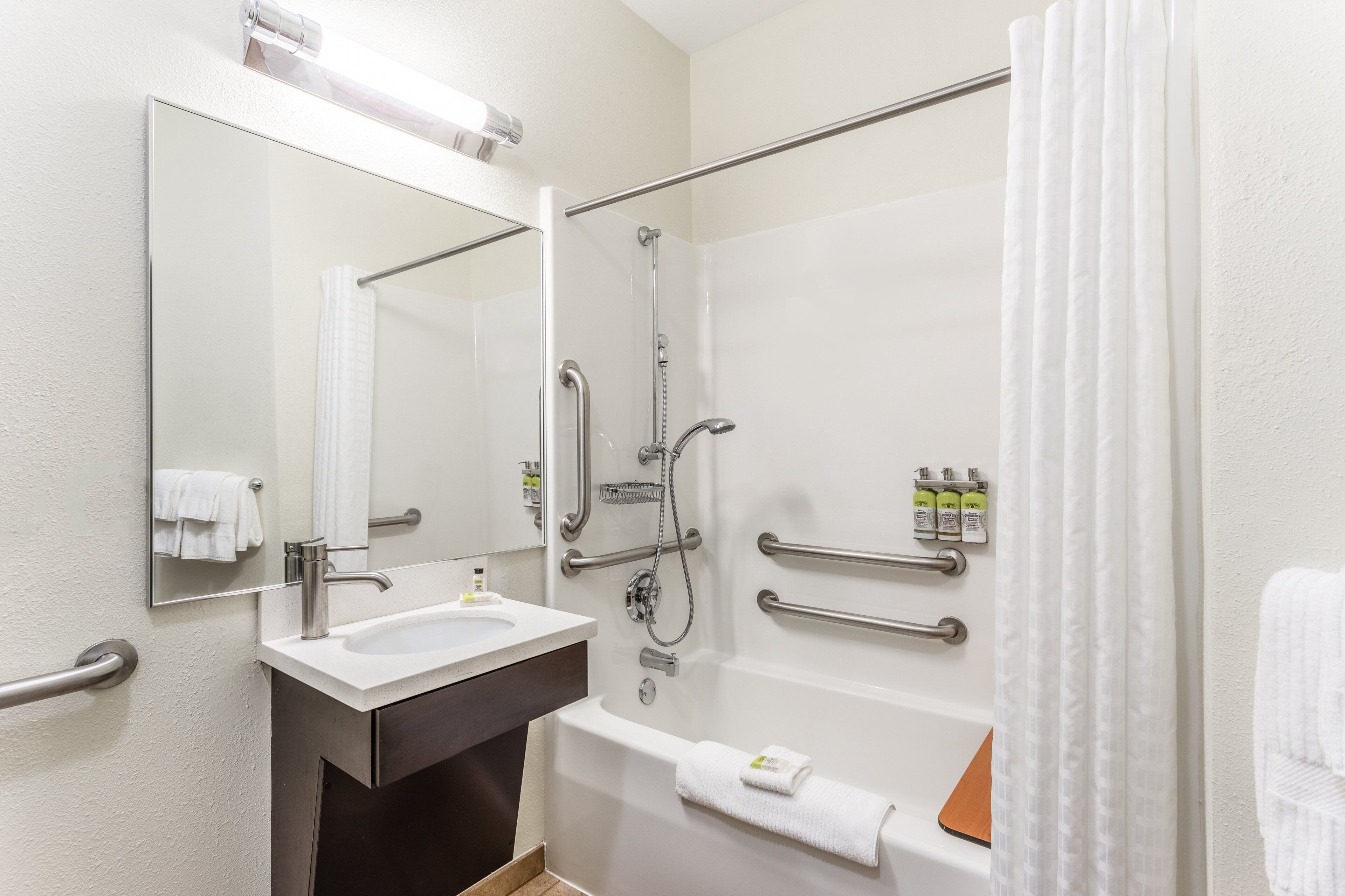 Combined shower/tub, free toiletries, hair dryer, towels